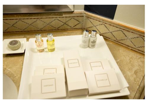济州市艾琳酒店的一张带四瓶的白色桌子