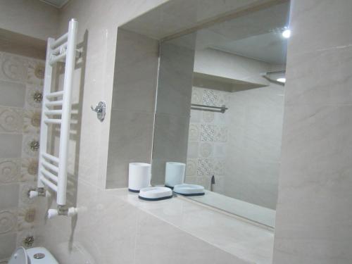 库塔伊西Apartment 19的白色的浴室设有镜子和水槽