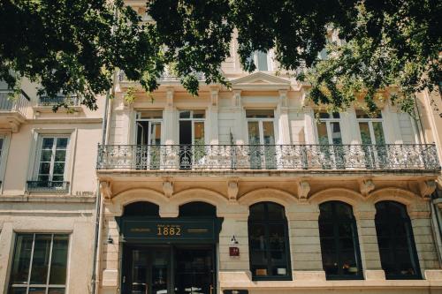 里昂Hotel De Verdun 1882, BW Signature Collection的一座带阳台的建筑