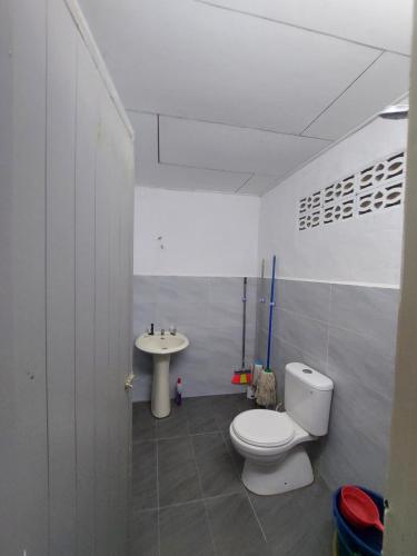 居林Roomstay Fiq的一间带卫生间和水槽的浴室