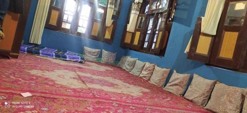 斯利那加OYO Home Haseena Homestay的客房设有窗户和红地毯。