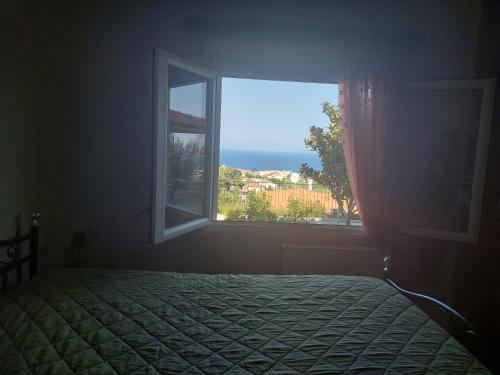 希俄斯Depys' View的一间卧室设有一张床和一个开放式窗户。