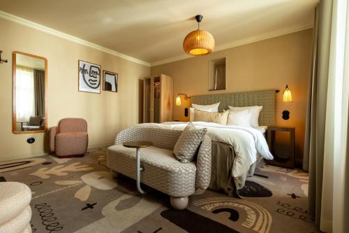 哥本哈根Grand Joanne的配有一张床和一把椅子的酒店客房