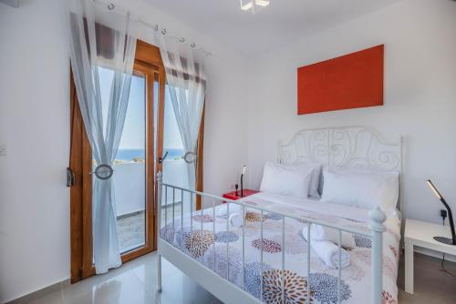 吉奥塔略Ciel Blue Villas的一间卧室设有一张床和一个阳台