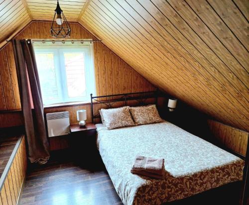 布科维茨Kwatery u Pączka的一间卧室设有一张床和一个窗口