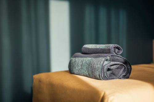San Valentino TorioLuna Nova Rooms的床上的一大堆毛巾