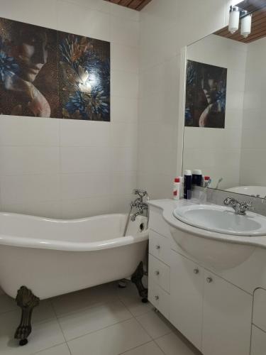 于南格RIVER side - classic的白色的浴室设有浴缸和水槽。