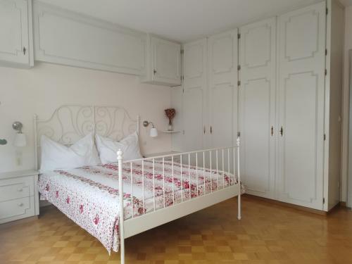 于南格RIVER side - classic的卧室配有白色的床和白色橱柜。