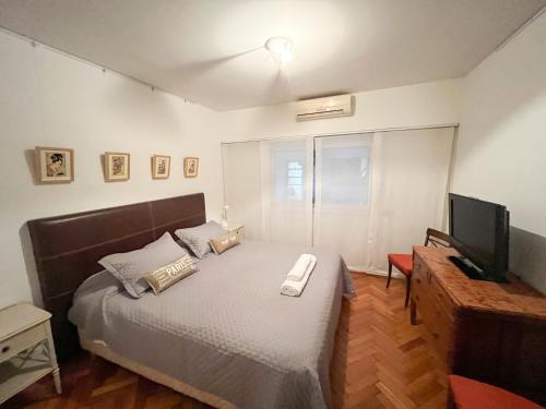 Coqueto departamento en Recoleta客房内的一张或多张床位