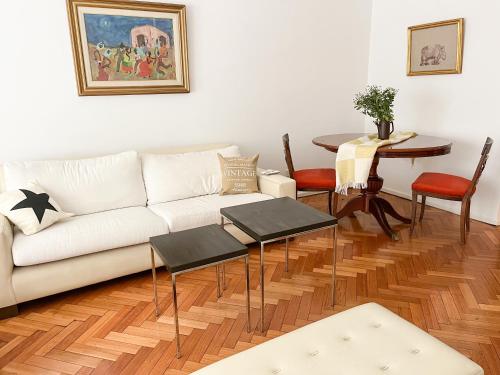 布宜诺斯艾利斯Coqueto departamento en Recoleta的客厅配有白色的沙发和桌子