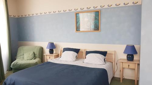 克罗宗德拉普斯肯耶酒店的一间卧室配有一张床和一把绿色椅子