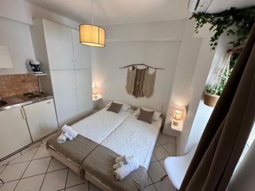 凯瑟拉Valente Rooms Kythira的一间小卧室,配有带毛巾的床