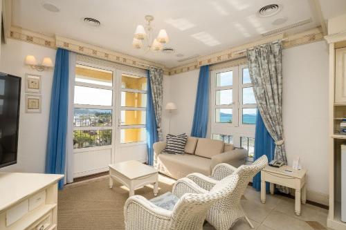弗洛里亚诺波利斯Suite com cozinha dentro de hotel - Seazone ILCTOP的客厅配有沙发和椅子