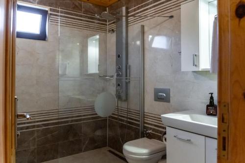 契拉勒儒雅为林公园度假屋的带淋浴、卫生间和盥洗盆的浴室
