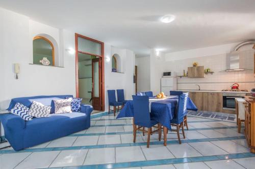 康加德马里尼Villa Lena的客厅配有蓝色的沙发和桌子