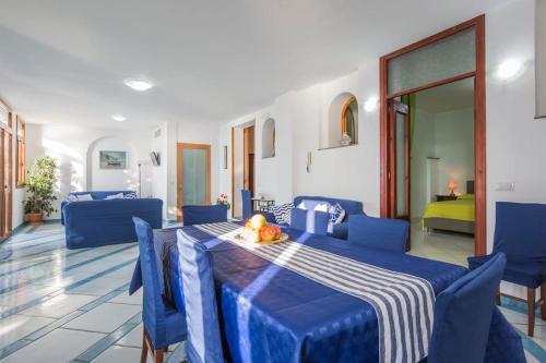 康加德马里尼Villa Lena的一间配备有蓝色桌子和蓝色椅子的用餐室