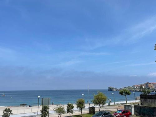 乌迪亚莱斯堡Ostende Beach View apartment的享有海滩和大海的景色,设有停车场