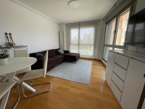 乌迪亚莱斯堡Ostende Beach View apartment的客厅配有沙发和桌子