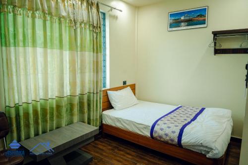 拜拉哈瓦Hotel Happy Home的一间小卧室,配有床和窗户