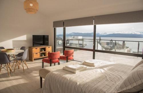 圣卡洛斯-德巴里洛切MINI LOFT Departamentos Bariloche的一间卧室配有一张床,享有海景