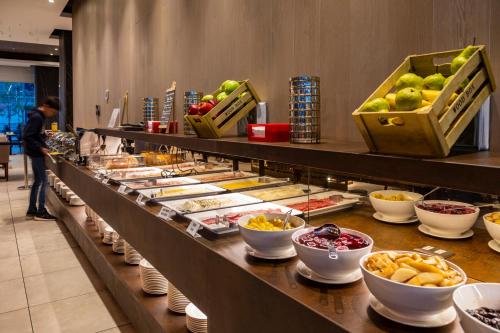 圣地亚哥玛丽娜拉斯康德高级酒店的包含多种不同食物的自助餐