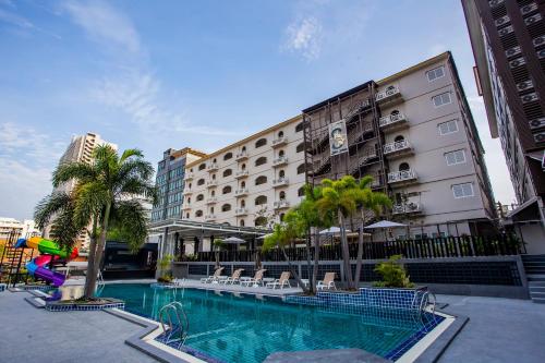 芭堤雅市中心Sabai Sabana的大楼前设有游泳池的酒店