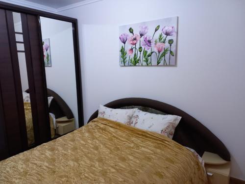 卡胡尔Villa Aura的卧室配有一张床,墙上挂着一幅画