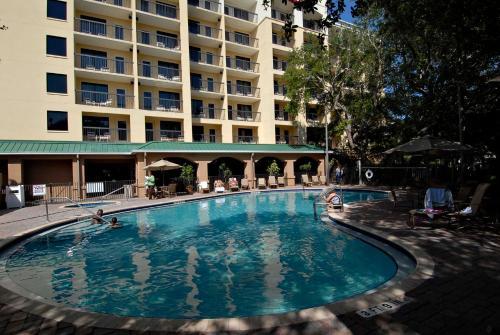 可可比奇Courtyard by Marriott Cocoa Beach Cape Canaveral的酒店前方的大型游泳池