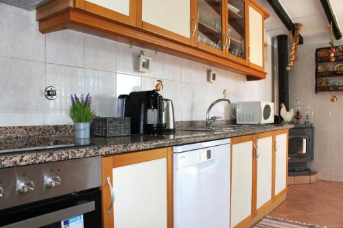 阿尔布费拉Casa do Limoeiro的厨房配有水槽和台面