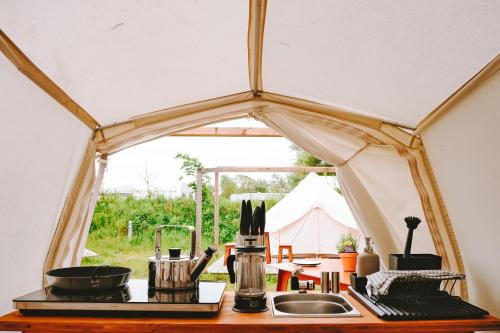 WesterwallDOMO CAMP Sylt - Glamping Camp的帐篷内带水槽的厨房台面