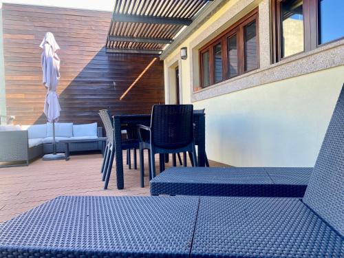 孔迪镇Misericórdia Garden Homes的一座配有蓝色椅子和桌子的庭院以及一座建筑
