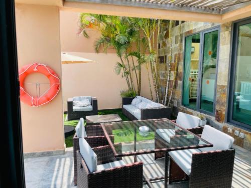 萨洛夫雷Villa mit Pool Los Lagos 16的一个带玻璃桌和椅子的庭院