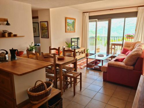 贝尼曼特利Mirador del valle的客厅配有桌子和沙发