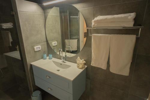耶路撒冷פרלה צימרים的一间带水槽和镜子的浴室