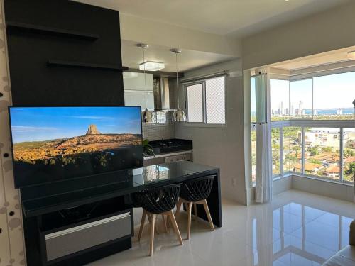 帕尔马斯Apartamento Horizonte Azul, vista lago, próximo ao shopping的厨房配有壁挂式大屏幕平面电视。