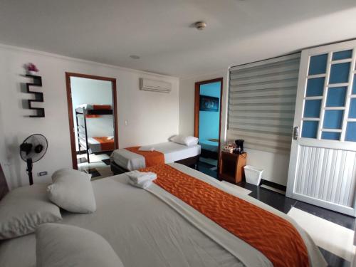 比亚维森西奥Hotel Najjez的酒店客房设有两张床和窗户。