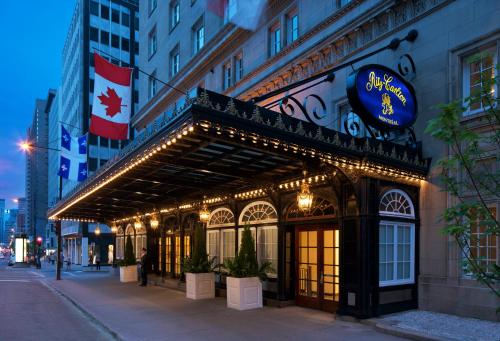 蒙特利尔The Ritz-Carlton, Montreal的建筑的侧面有标志