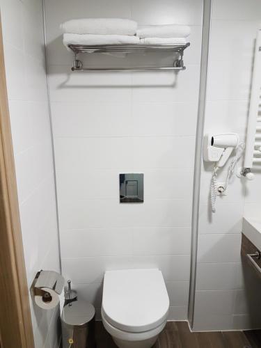 巴库里阿尼ORBI PALACE room 556的一间小型浴室,配有白色卫生间和毛巾