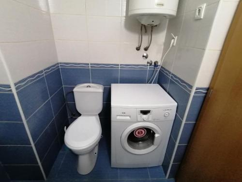 克鲁舍瓦茨Apartman Breza 3的一间带卫生间和洗衣机的小浴室