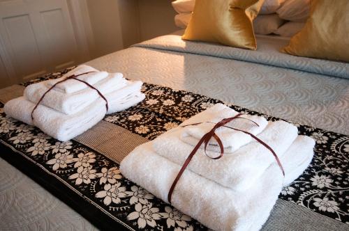 克利夫登山坡小屋住宿加早餐旅馆的床上托盘上的两条毛巾