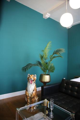 奈梅亨Philipse Suite的客厅里种有植物的老虎雕像