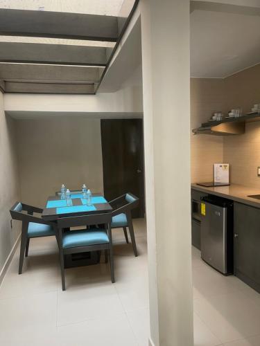 马萨特兰圣路易斯套房公寓的厨房里设有1间带桌椅的用餐室