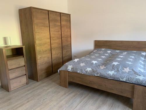 Bad BibraFerienwohnung Malisa的一间卧室配有一张床和一个木制橱柜