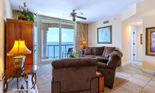 彭萨科拉海滩Amazing WATERVIEW in every room, PORTOFINO Island Resort condo的客厅配有沙发和桌子