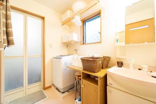 大津Hiei Blue Roof - Vacation STAY 13887的一间带水槽和洗衣机的浴室