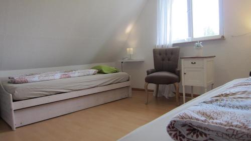 FelsőhegyCsaford Lodge的卧室配有床、椅子和窗户。