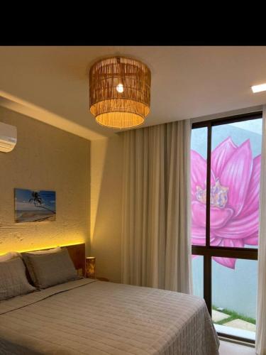 佩德拉斯港Lotus Patacho的一间卧室设有一张床和一个大窗户