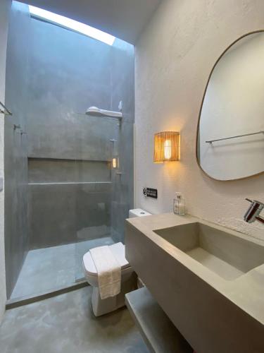 佩德拉斯港Lotus Patacho的带淋浴、盥洗盆和镜子的浴室