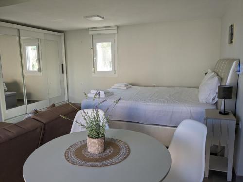 尼亚普拉莫斯Ethos Apartment 2的客厅配有沙发、桌子和床。