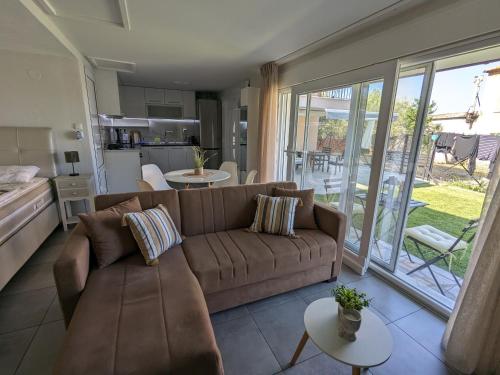 尼亚普拉莫斯Ethos Apartment 2的一间带棕色沙发的客厅和一间厨房